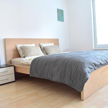 Modern Apartments - Airport 8Mins ปราก ภายนอก รูปภาพ