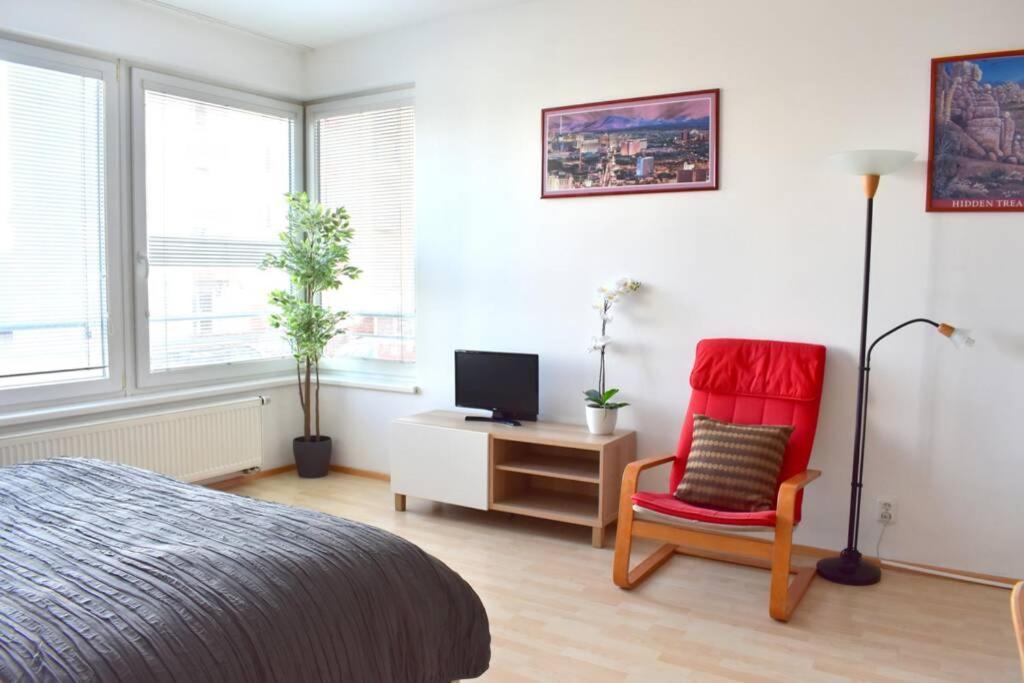 Modern Apartments - Airport 8Mins ปราก ภายนอก รูปภาพ