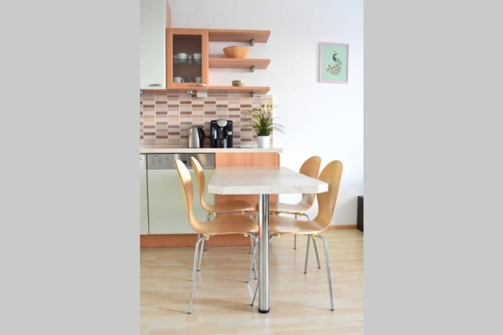 Modern Apartments - Airport 8Mins ปราก ภายนอก รูปภาพ