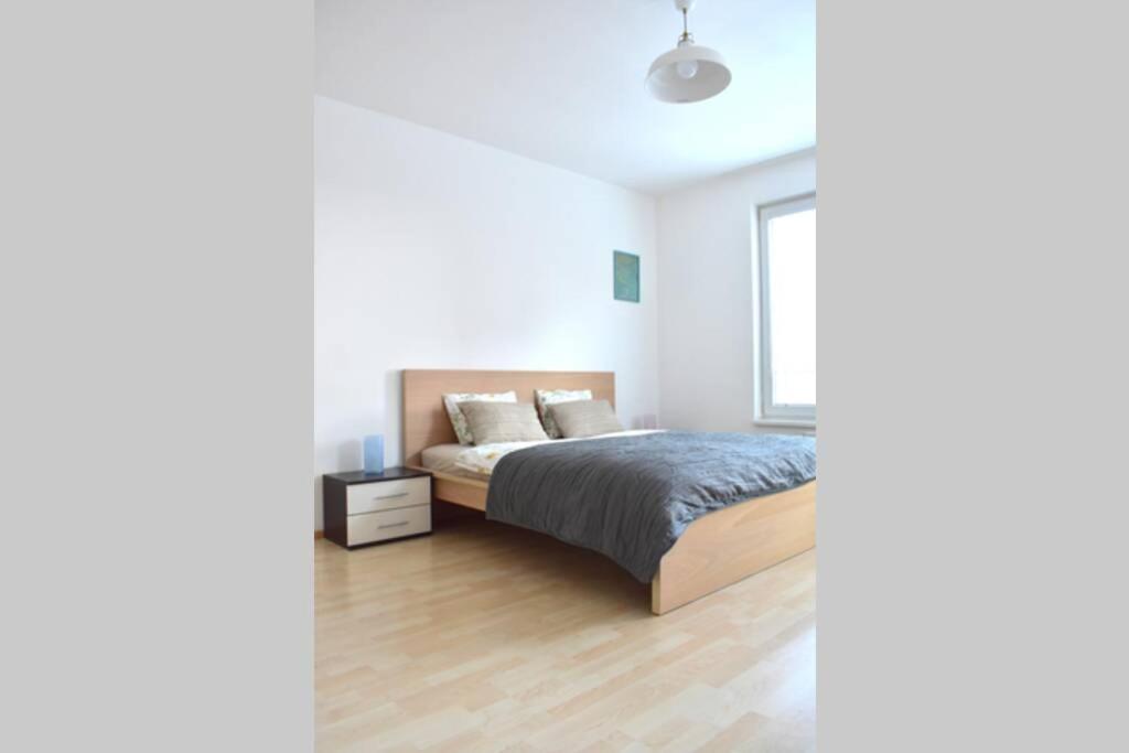 Modern Apartments - Airport 8Mins ปราก ภายนอก รูปภาพ