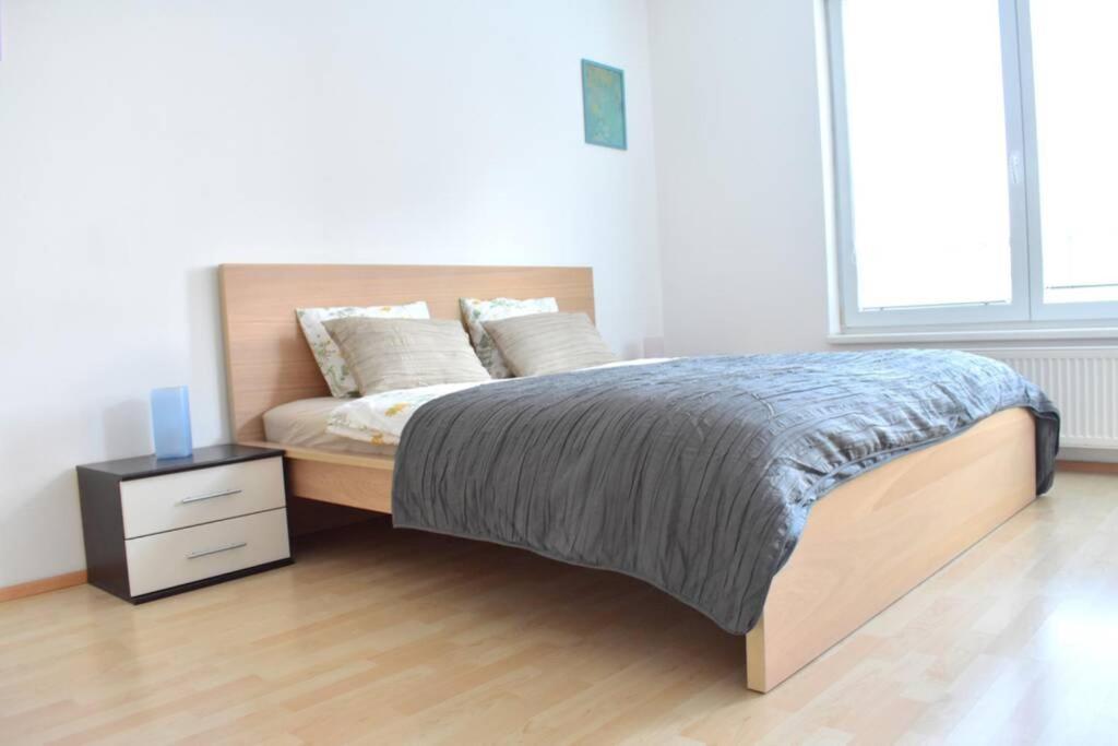 Modern Apartments - Airport 8Mins ปราก ภายนอก รูปภาพ