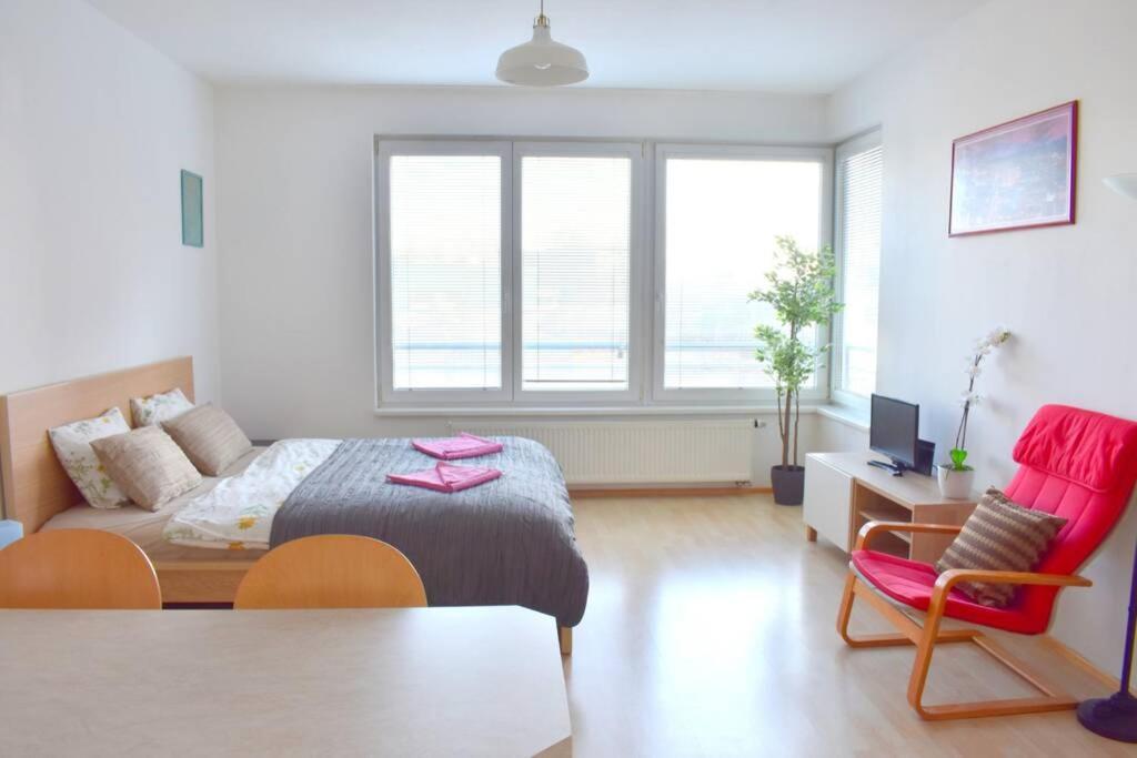 Modern Apartments - Airport 8Mins ปราก ภายนอก รูปภาพ